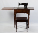 Antiga máquina de costura Singer, modelo 201-2. Acondicionada em móvel de madeira nobre. Acompanha banqueta e manual original (em inglês). Móvel e baqueta necessitando de imunização contra cupim. Medidas do móvel: 65 x 45 cm, altura 79 cm. Banqueta: 44 x 38 cm. Altura: 48 cm.