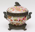 Terrina / sopeira oval e tampa em porcelana CASTILIAN, decoração ao gosto oriental com guarnições em bronze. Medidas: 30 cm x 20 cm. Altura: 28 cm