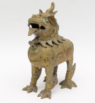 Escultura incensário em bronze oriental representando cachorro. Medidas: 20 cm x 13 cm. Altura: 34 cm.