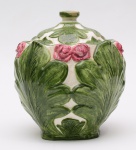 Potiche com tampa, bomboniere, de faiança decorado com folhagens e rosas. Apresenta desgaste na pega da tampa e mínimo fio de cabelo na borda. Diâmetro: 20 cm.  Altura: 23 cm.