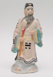 Estatueta de porcelana chinesa representando a figura de ancião/sábio. Altura: 29 cm.
