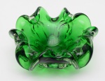 Elegante cinzeiro em murano na cor verde. Diâmetro: 23 cm. Altura: 10 cm.