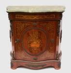 Dunquerque com uma gaveta e porta frontal em madeira marchetada com tampo em mármore verde e guarnições em bronze. Necessita imunização contra cupim. Medidas: 105 cm x 50 cm. Altura; 103 cm.