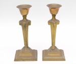 Par de castiçais em metal dourado. Altura: 29 cm.