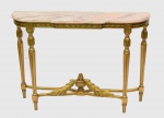 Console dourado estilo Luis XVI com tampo em mármore. medidas: 115 cm x 33 cm. Altura: 80 cm.