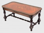 Antiga mesa de centro em madeira nobre com belíssimo marchetado floral, Apresenta gradil e aplicações em bronze. Medidas: 100 cm x 52 cm. Altura: 46 cm.
