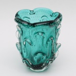 Antigo vaso em murano na cor verde. Altura: 19 cm.