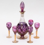 Conjunto de licoreira com 5 tacinhas em vidro dos anos 50 na cor predominante lilás com ouro. Altura da taça: 13 cm. Altura da licoreira: 32 cm.