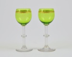 Par de taças de cristal Saint Louis na tonalidade verde com friso de ouro na borda. Altura: 18 cm.