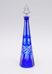 Garrafa/licoreira em cristal da Bohemia na cor azul. Altura: 44 cm