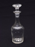 Licoreira de cristal francês lapidação dedão, tampa lascada. Altura: 22 cm.