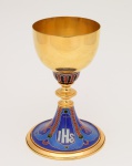 Cálice litúrgico italiano em metal dourado com esmalte. Altura: 20 cm.