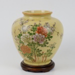 Vaso em faiança japonesa. Esse vaso pertenceu à coleção do ex-deputado federal  Helio de Macedo Soares e Silva. Foi presenteado ao mesmo pelo governo do Japão por ocasião da visita deste e de seu irmão (o ex-governador do  RJ - Edmundo Macedo Soares e Silva) com intuito de buscar tecnologia para implantação da CSN em Volta Redonda. Altura 20 cm. Acompanha base/peanha em madeira.