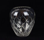 Vaso em cristal da Bohemia ricamente lapidado. apresenta pequenos bicados na borda. Altura: 20 cm.