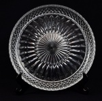 Prato para bolo em demi cristal translúcido medindo 28 cm de diâmetro.