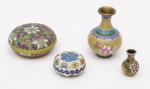 Conjunto de 4 peças em bronze esmaltado cloisonné, sendo: 2 vasinhos (5 cm e 10,5 cm de altura) e 2 caixinhas redondas (6,5 cm e 10,5 cm de diâmetro)