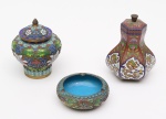 Conjunto de 3 peças em bronze esmaltado cloisonné, sendo: 1 cinzeiro (8,5 cm de diâmetro) e 2 vasinhos com tampa (10 cm e 12 cm de altura)
