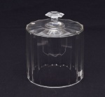 Tampa de queijeira em cristal francês Baccarat. Apresenta mínimos bicados na pega da tampa. Diâmetro: 18,5 cm. Altura: 23 cm.
