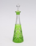 Garrafa/licoreira em cristal Tcheco na cor verde. Altura: 28 cm