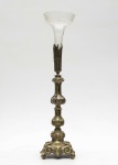 Floreira em metal prateado com funil em cristal (falta o prato). Altura total: 60 cm.