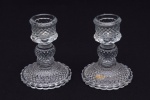 Par de castiçais em demi cristal lapidação ao gosto Baccarat "bico de jaca". Diâmetro da base: 12 cm. Altura: 15 cm.