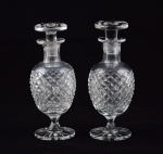 Par de perfumeiros em cristal europeu. Uma das tampas apresenta colagem. Altura: 18 cm.