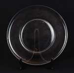 Prato para bolo em demi-cristal. Apresenta pequeno bicado na borda. Diâmetro: 46 cm.