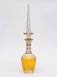 Grande garrafa/licoreira em cristal Tcheco com rico trabalho em ouro. Pequeno bicado na borda e colada na ponta da tampa. Altura: 72 cm.
