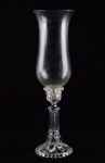Castiçal de cristal francês com manga da manufatura Baccarat, gravado na base. Início séc. XX. Altura total: 50 cm.