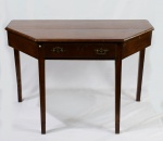 Mesa de encostar em madeira nobre com tampo maciço e uma gaveta. Medidas: 100 cm x 56 cm. Altura: 72 cm.