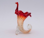 Linda  cornucópia  oscilando do tom cereja na sua parte superior para o tom champanhe em sua base. Altura: 31 cm