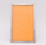 Belo porta retrato em prata Inglesa .  Altura  35 cm  largura  22 cm.