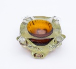 Antigo centro de mesa em murano, cor predominante ambar escuro com bolhas em seu interior. Largura: 13 cm, altura: 8 cm