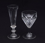 Dois copos em cristal Baccarat, com lapidações diferentes. Uma das taças possui a marca  gravada. Medidas: