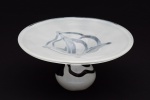 Centro de mesa em vidro de murano branco com traços em preto. Assinado Glass Studio. Diâmetro: 31 cm, altura: 15 cm, base: 12 cm,