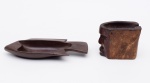 Duas peças de madeira, sendo: a) cinzeiro em madeira representando a figura de índio, medindo: 11 cm x 5 cm, altura: 11 cm; b) bowl oval de jacarandá em formato de peixe, medindo 25 cm.