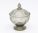 Bela compoteira em vidro antiga, dita gota, na cor fumê. Diâmetro: 17 cm e altura: 21 cm