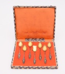 Jogo de sete colheres para chá em prata contrastada, teor 833. Acondicionadas em estojo. Peso: 58 gramas.