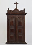 Oratório em madeira nobre. Medidas: 22 cm x 11 cm. Altura: 40 cm.