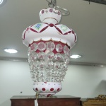 Lustre tipo lanterna em cristal overlay branco e vermelho p/ 1 lâmpada. Diâmetro: 25 cm. Altura: 40 cm.