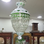 Lustre no formato lanterna em cristal francês overlay branco e verde p/ 1 lâmpada. Diâmetro:  27 cm. Altura: 50 cm.