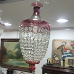 Lustre tipo lanterna em cristal veneziano na cor vermelha com douração p/ 1 lâmpada. Diâmetro: 26 cm. Altura: 55 cm.