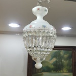 Lustre tipo lanterna em vidro opalinado na cor branca com detalhes de flores p/ 1 lâmpada. Diâmetro: 24 cm. Altura: 45 cm.