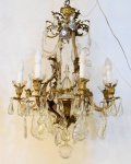 Lustre para 7 lâmpadas em bronze francês e placas de cristal. Diâmetro: 80 cm. Altura: 95 cm.