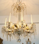 Lustre em bronze e cristal tcheco para 8 lâmpadas e velas. Diâmetro: 65 cm; Altura: 80 cm.