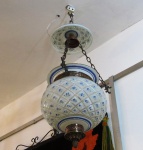 Lustre para 1 lâmpada em cristal overlay branco com detalhes em azul e acabamentos em bronze. Altura total: 55 cm.