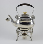 Samovar em prata inglesa. Contraste da cidade de Londres, ano de 1097. Marca de ourives William Hutton & Sons Ltd. Pega da tampa em marfim. Peso: 1525 gramas. Altura: 35 cm.