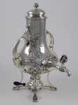 Samovar estilo Art Nouveau em prata sueca contrastada. Peso: 2,175 gramas. Altura: 36 cm