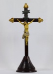 Crucifixo com Cristo em madeira policromada. Brasil, século XIX. Medida da Cruz: 34 cm x 66 cm (altura).