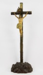 Crucifixo com Cristo em madeira policromada. Brasil, séc. XIX. Altura da cruz: 73 cm.